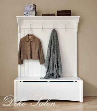 Landhaus Garderobe mit Truhe