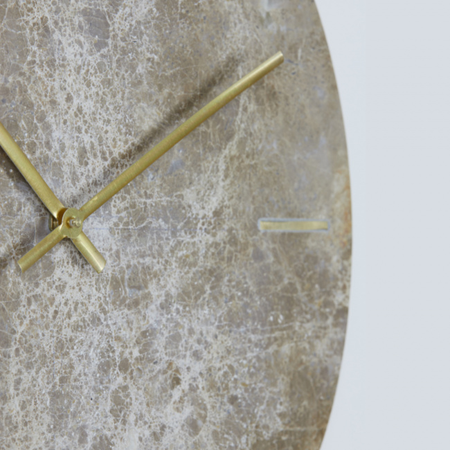 Braune marmorierte Wanduhr mit goldenen Zeigern