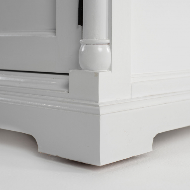 Handgefertigte Kommode mit hochwertigen Details