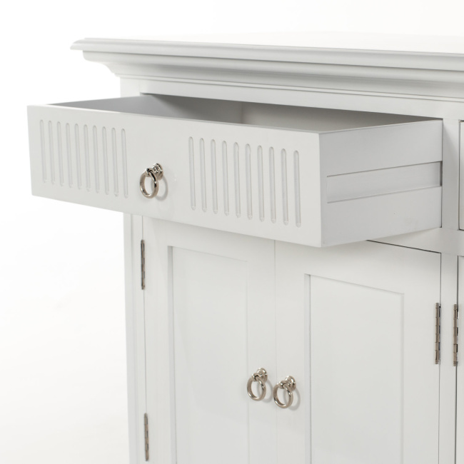 Landhaus-Sideboard mit silbernen Beschlägen aus Messing
