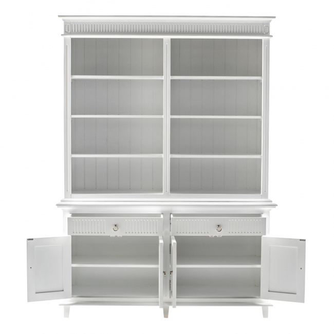 Weißer Bücherschrank im Skandinavien-Landhaus-Look