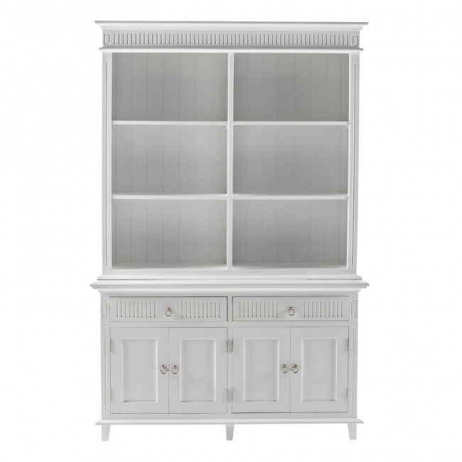 Weißer Geschirrschrank im ländlich-skandinavischen Look