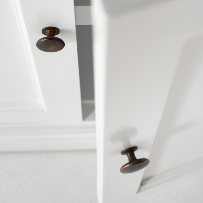NovaSolo Schrank mit Messinggriffen