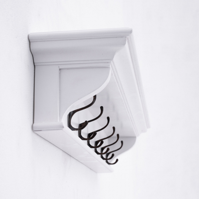 Weiße Garderobe im Landhaus-Look