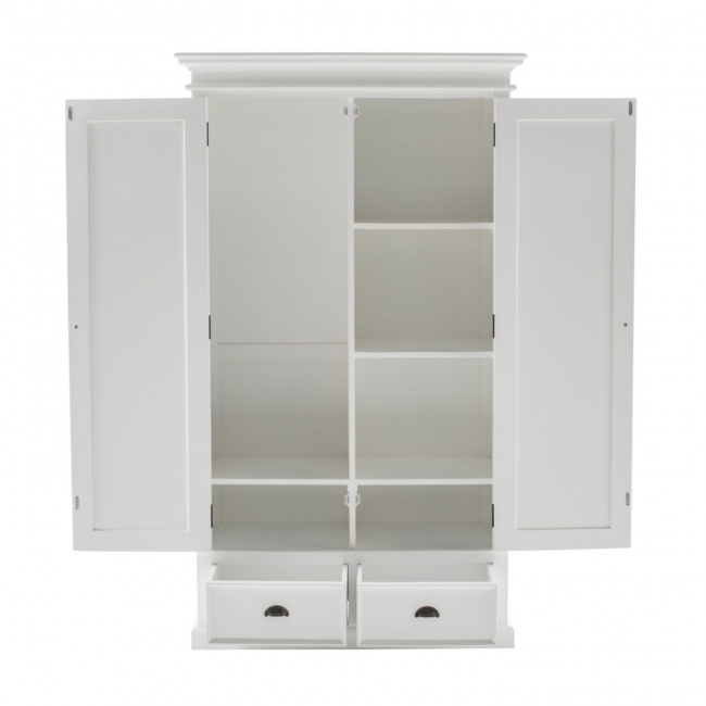 Geräumiger weißer Kleiderschrank