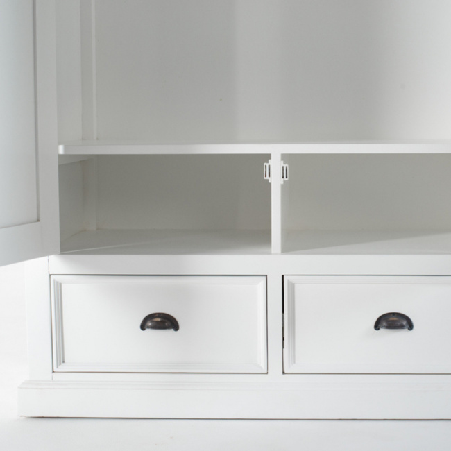 Landhaus-Kleiderschrank mit Messing-Griffen