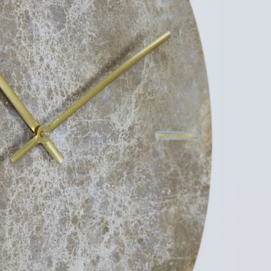 Braune marmorierte Wanduhr mit goldenen Zeigern
