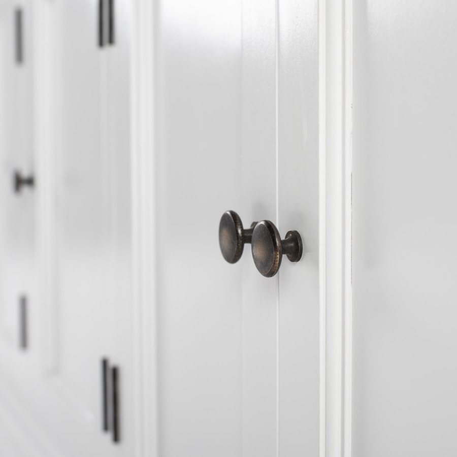 Weißer Landhaus-Buffetschrank mit Messing-Beschlägen Weißer Landhaus-Buffetschrank mit Messing-Beschlägen