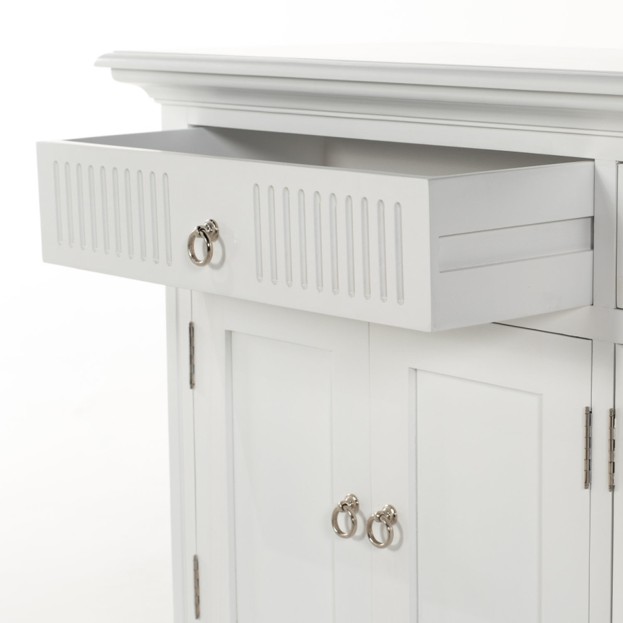 Landhaus-Sideboard mit silbernen Beschlägen aus Messing Landhaus-Sideboard mit silbernen Beschlägen aus Messing