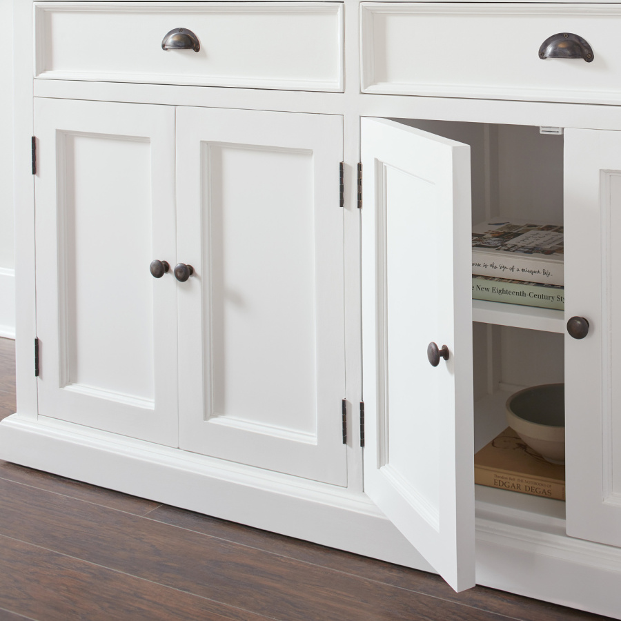 Weißer Buffetschrank mit hochwertigen Details Weißer Buffetschrank mit hochwertigen Details