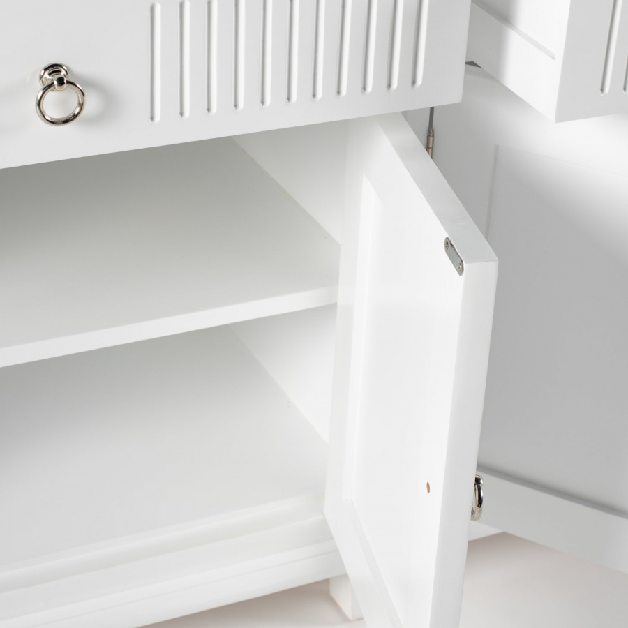 Weißer Schrank mit silber verchromten Messing-Beschlägen Weißer Schrank mit silber verchromten Messing-Beschlägen