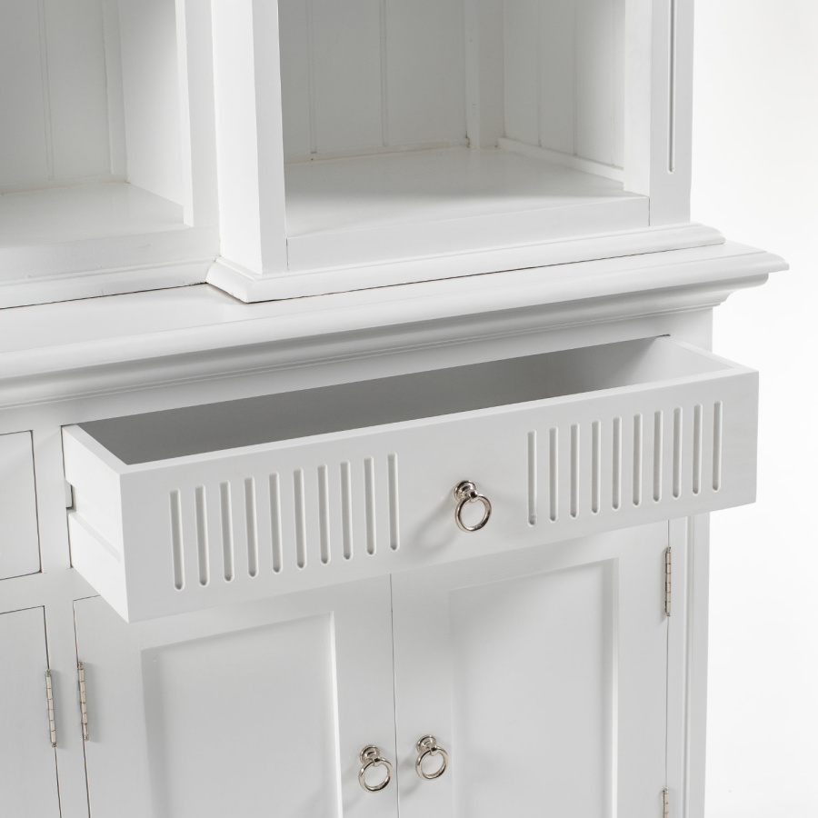 Hutch im Landhaus-Stil mit Messing-Beschlägen Hutch im Landhaus-Stil mit Messing-Beschlägen