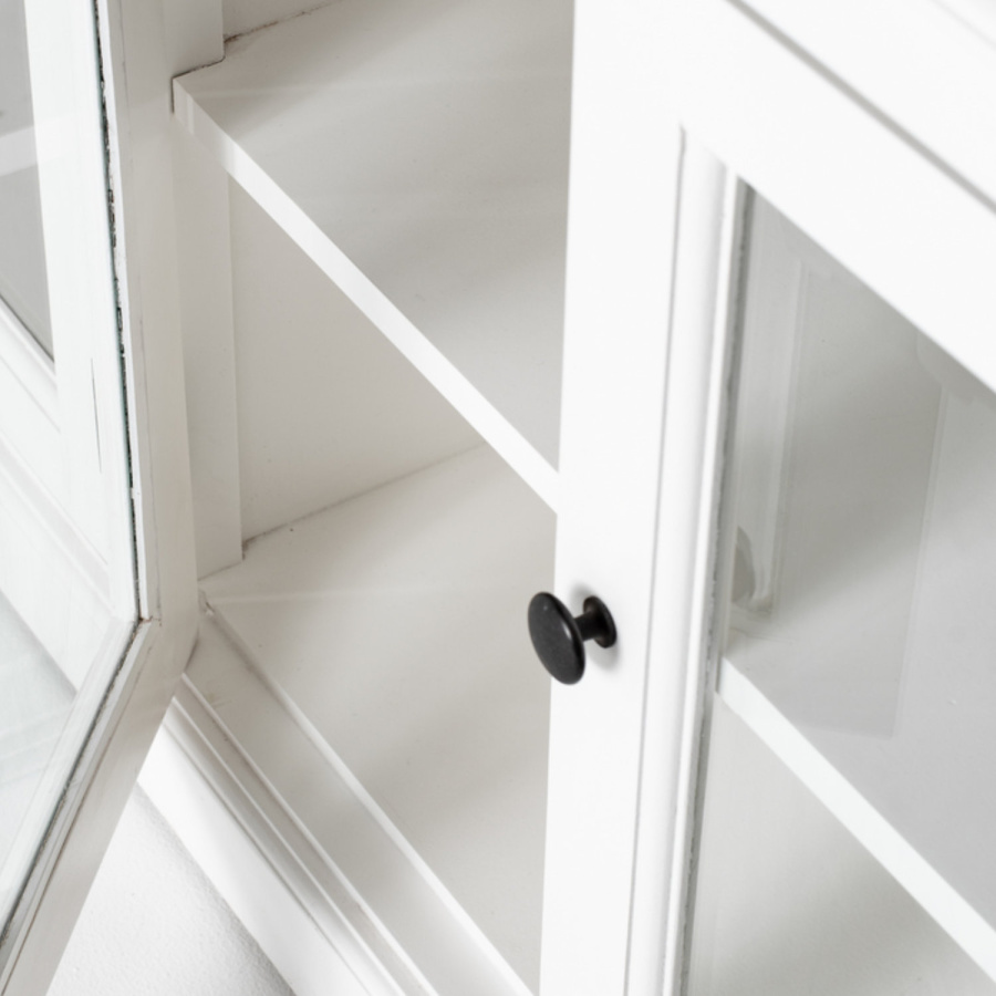 Kommode im Landhaus-Look mit Messinggriffen Kommode im Landhaus-Look mit Messinggriffen