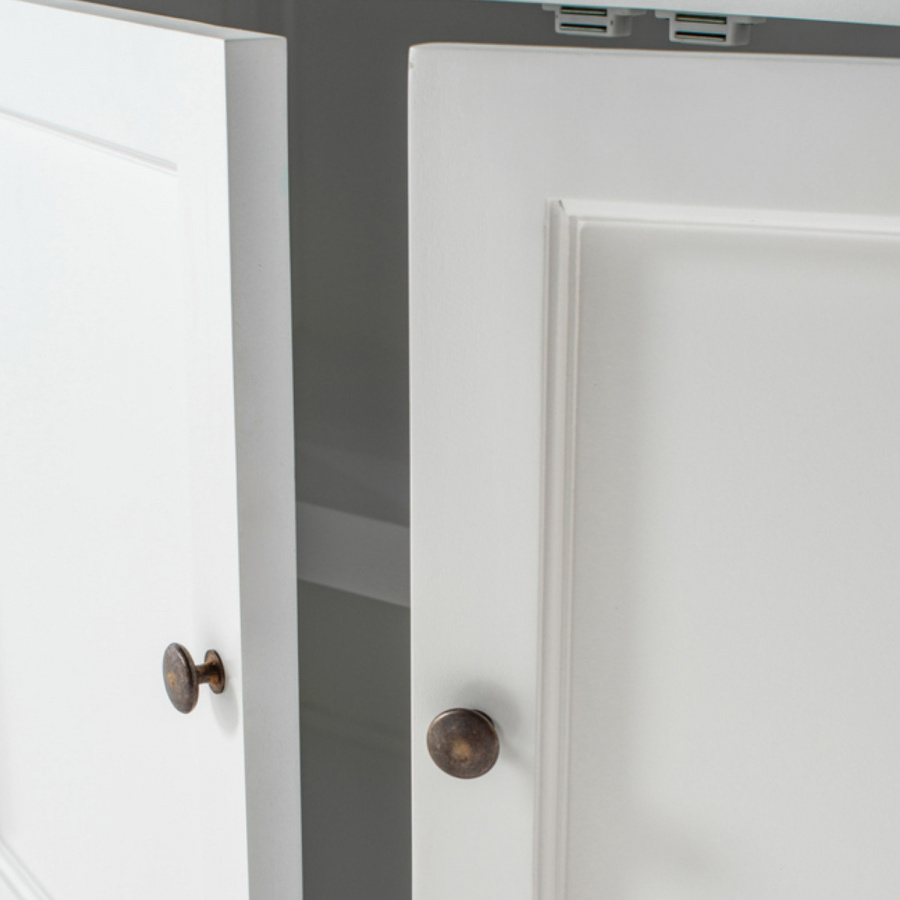 Landhaus-Buffetschrank mit Messinggriffen Landhaus-Buffetschrank mit Messinggriffen