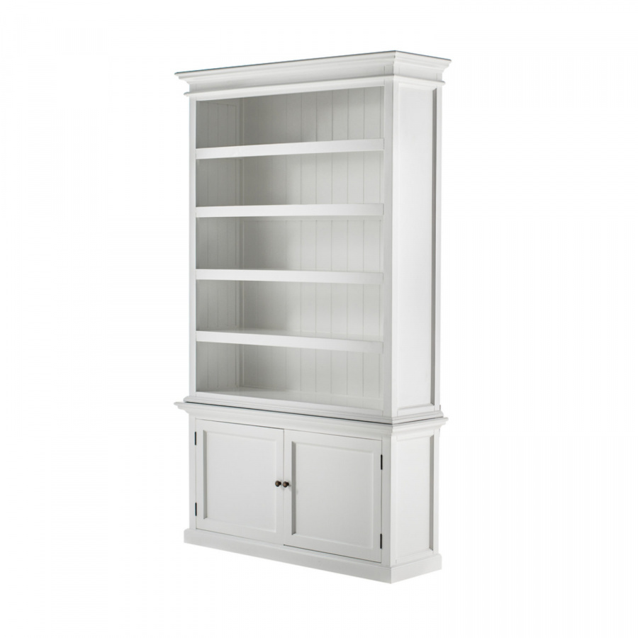 Massiver Schrank im Landhaus-Look Massiver Schrank im Landhaus-Look