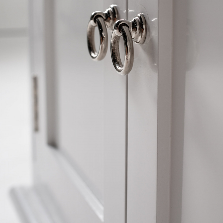 Schrank im Landhaus-Look mit silber verchromten Messing-Beschlägen Schrank im Landhaus-Look mit silber verchromten Messing-Beschlägen