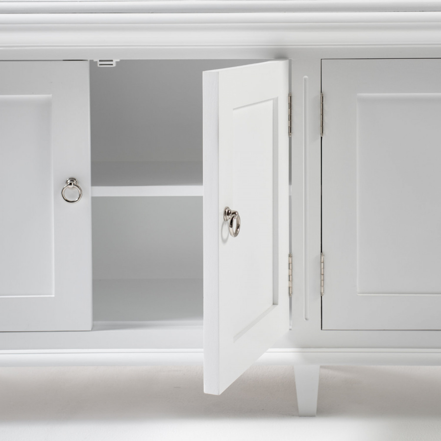 Weißer Schrank mit silber verchromten Griffen Weißer Schrank mit silber verchromten Griffen