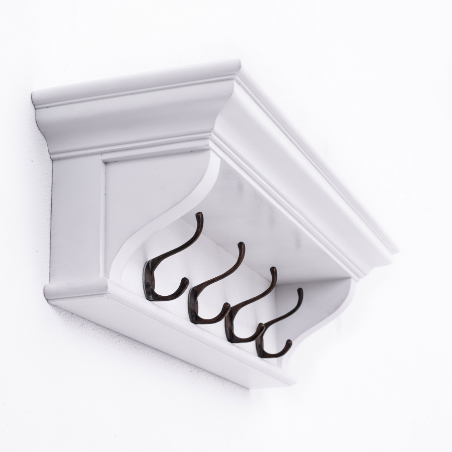 Landhaus-Garderobe mit dunklen Messing-Haken Landhaus-Garderobe mit dunklen Messing-Haken