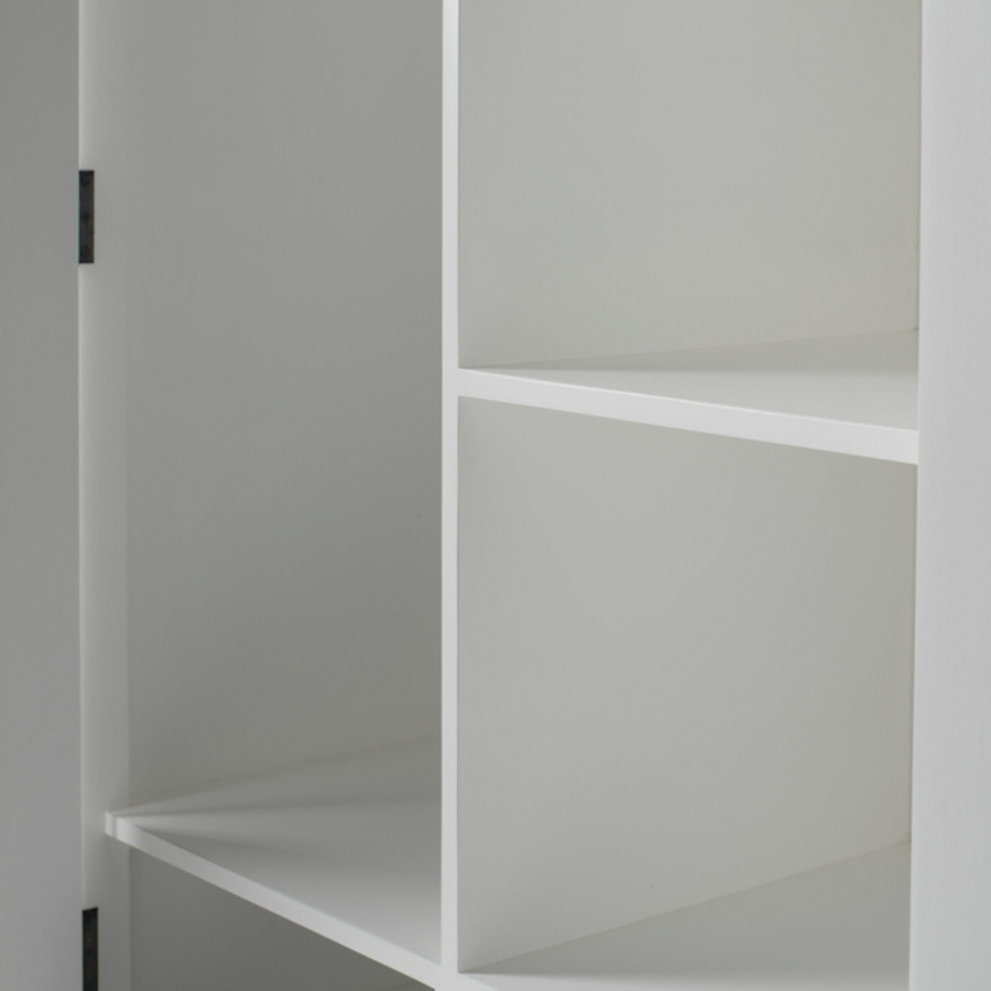 Weißer Kleiderschrank aus Mahagoni mit vielen Fächern Weißer Kleiderschrank aus Mahagoni mit vielen Fächern