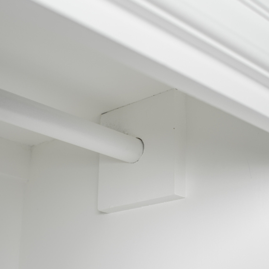 Landhaus-Kleiderschrank mit Kleiderstange Landhaus-Kleiderschrank mit Kleiderstange
