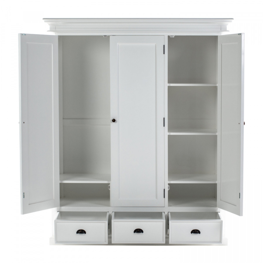 Weißer Kleiderschrank mit viel Stauraum im Landhaus-Look Weißer Kleiderschrank mit viel Stauraum im Landhaus-Look