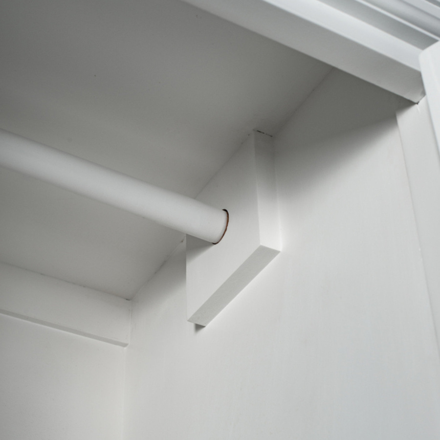 Weißer Kleiderschrank mit Kleiderstange Weißer Kleiderschrank mit Kleiderstange