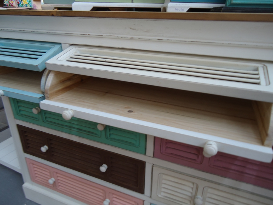 Landhaus Kommode mit farbigen Schubladen Landhaus Kommode mit farbigen Schubladen