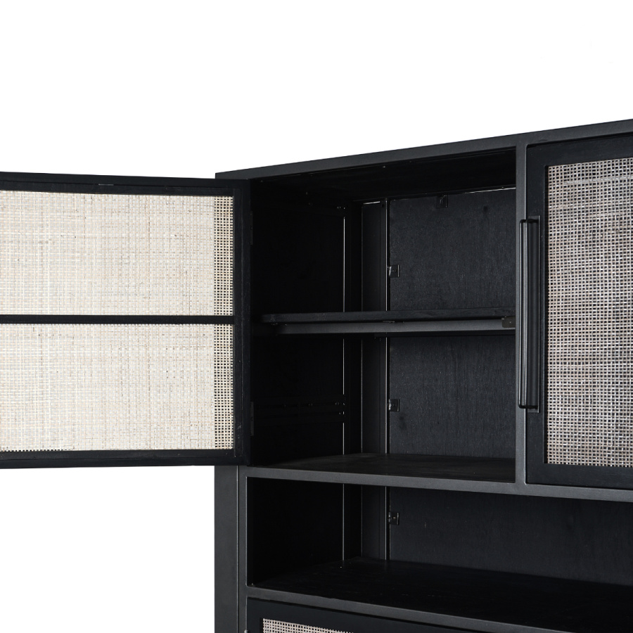 Buffet im Industrial Stil aus Eisen, Holz und Rattan Buffet im Industrial Stil aus Eisen, Holz und Rattan