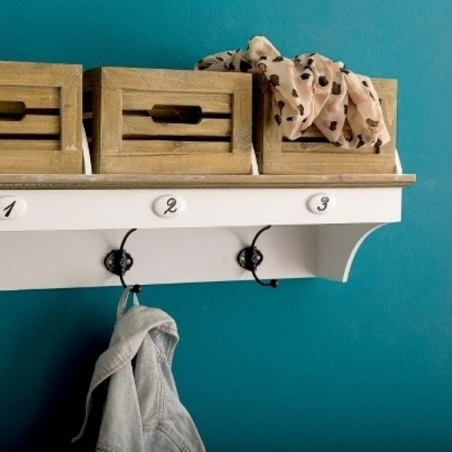 Garderobe mit schwarzen Haken Garderobe mit schwarzen Haken