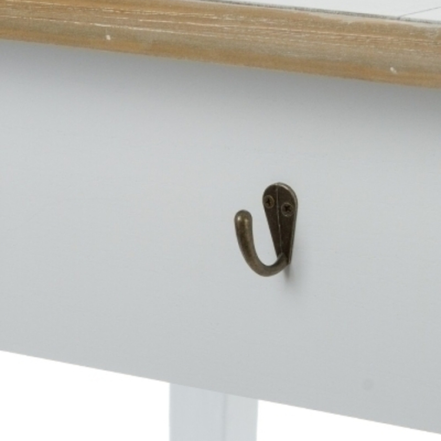 Esstisch mit Rattan-Körben Esstisch mit Rattan-Körben