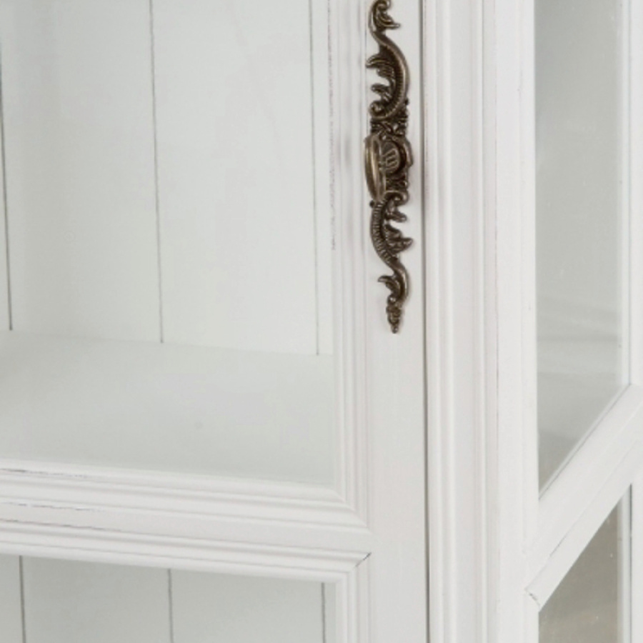 Vitrinenschrank im Landhausstil