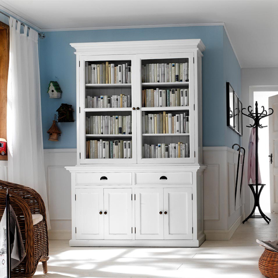 Vitrinenschrank mit Deko Vitrinenschrank mit Deko