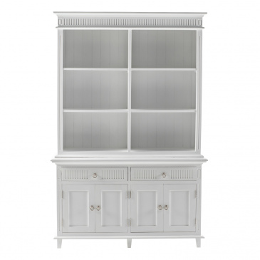 Weißer Geschirrschrank im ländlich-skandinavischen Look